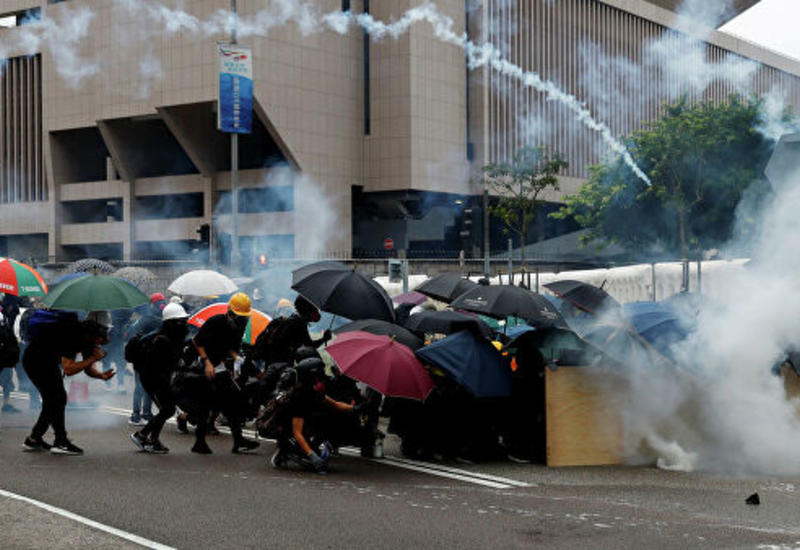 В Гонконге демонстранты бросили коктейли Молотова в здание правительства