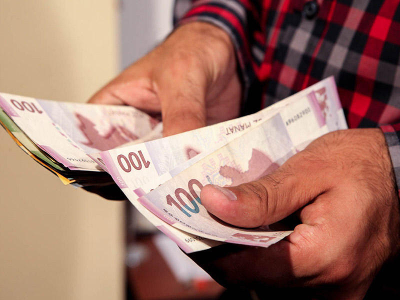 Бакинские магазины заработали почти 17 млрд манатов