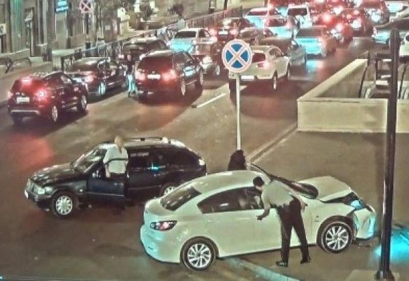 В Баку женщина-водитель попала в ДТП
