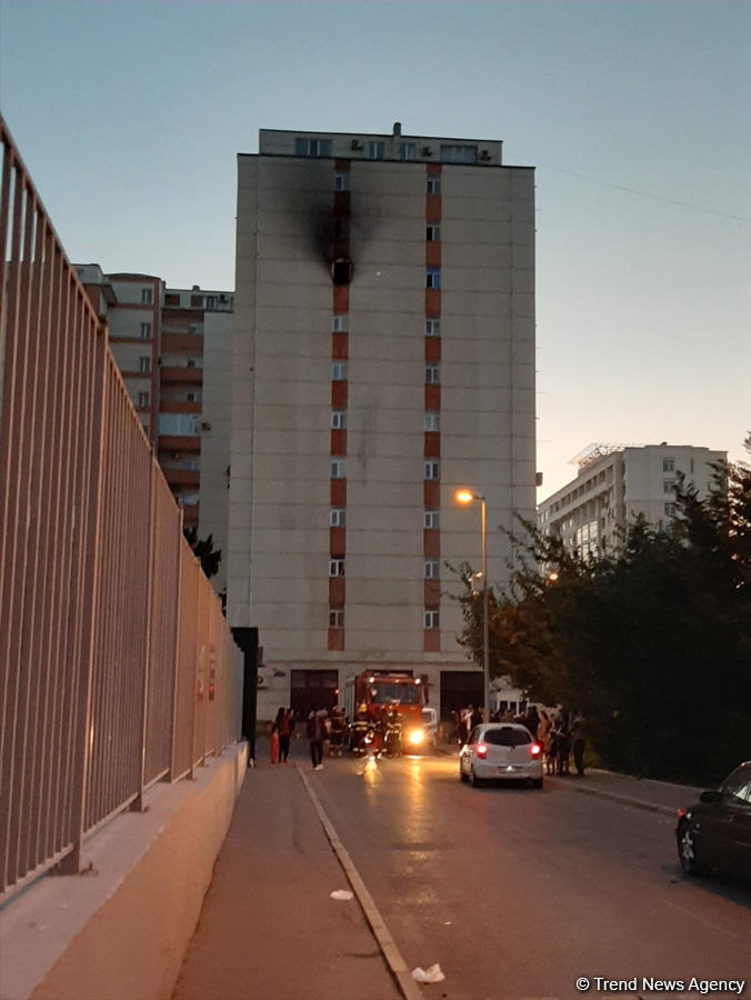 В бакинской многоэтажке произошел пожар