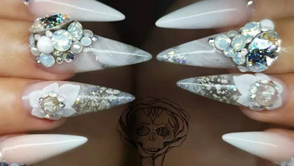 Невеста нарастила к свадьбе ногти, в состав которых добавила прах покойного отца