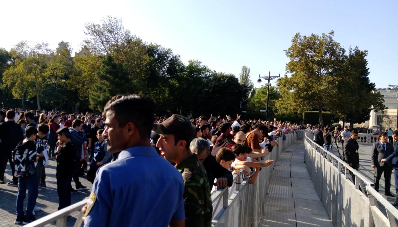 Толпа фанатов в ожидании Тимати на бакинском бульваре