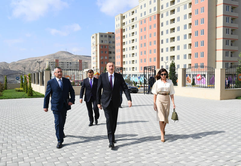 Президент Ильхам Алиев и Первая леди Мехрибан Алиева приняли участие в открытии жилого комплекса «Гобу Парк-2», возведенного для вынужденных переселенцев
