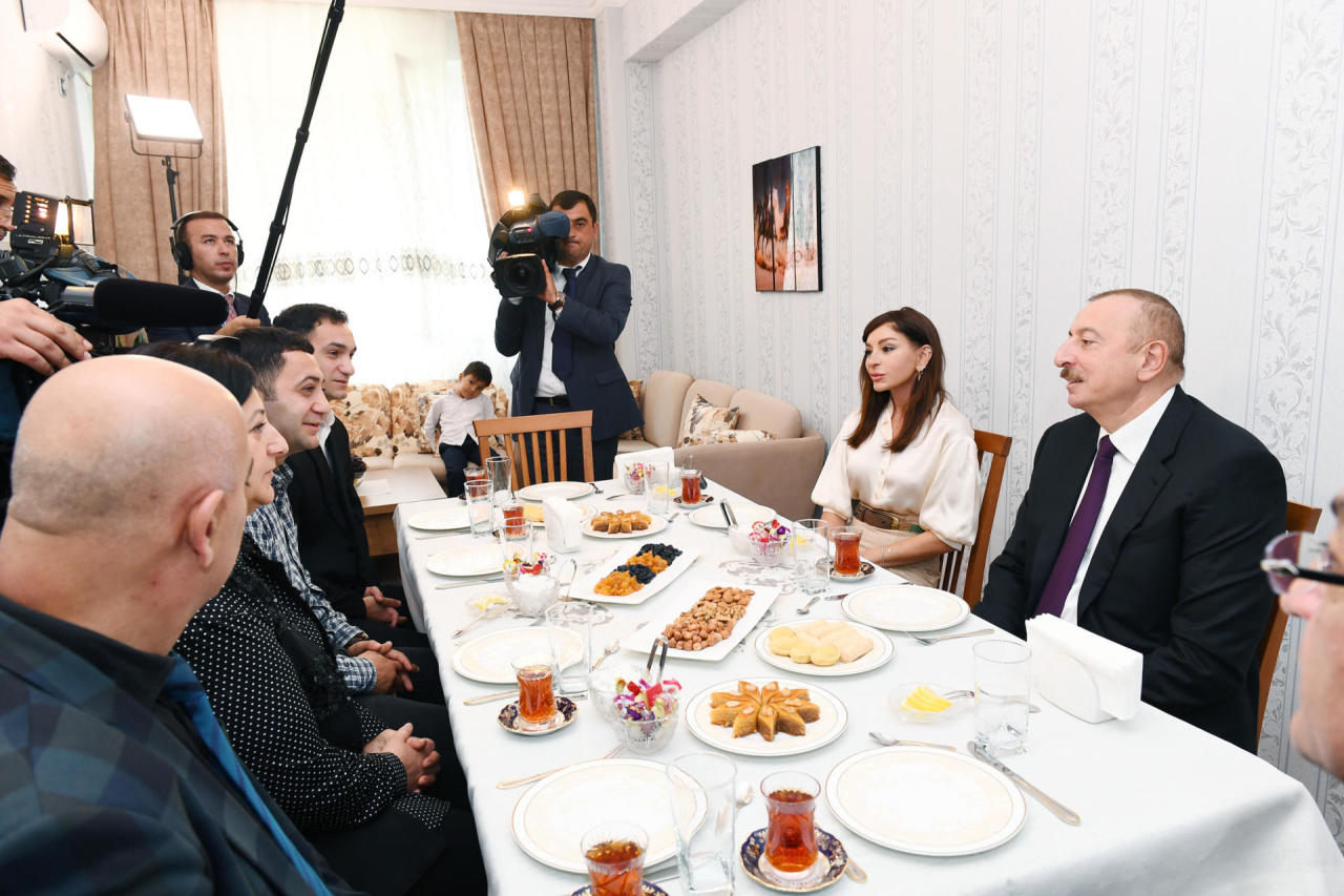 Президент Ильхам Алиев: Ежегодно в Азербайджане будут обеспечиваться домами, как минимум, 6 тысяч семей переселенцев