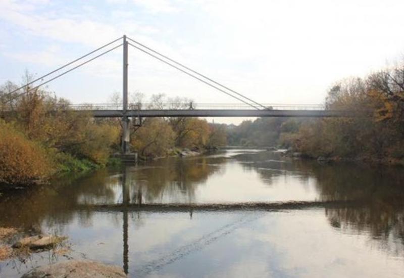 Парень спас двухлетнюю девочку, упавшую с моста в реку