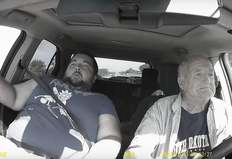 Колоритный дуэт американцев, заснувший в салоне автомобиля, чуть не угодил в ДТП