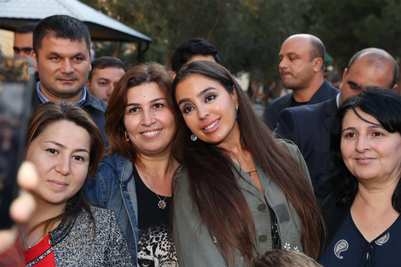 Вице-президент Фонда Гейдара Алиева Лейла Алиева приняла участие в открытии очередного двора в Баку, благоустроенного в рамках проекта "Наш двор"