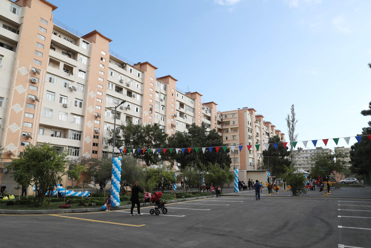 Вице-президент Фонда Гейдара Алиева Лейла Алиева приняла участие в открытии очередного двора в Баку, благоустроенного в рамках проекта "Наш двор"