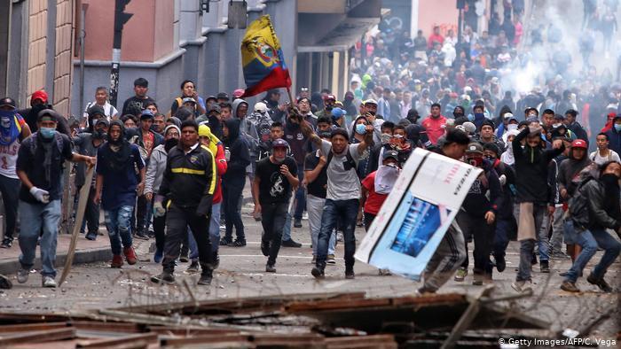 В Эквадоре протестующие взяли в заложники восьмерых полицейских