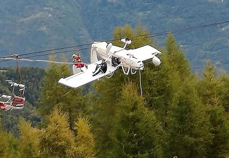 Самолёт врезался в фуникулер и повис на проводах в Альпах