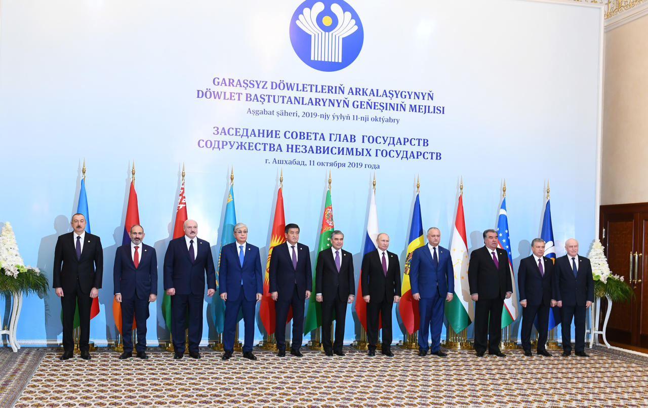 Президент Ильхам Алиев принял участие в заседании Совета глав государств СНГ в узком составе в Ашгабаде