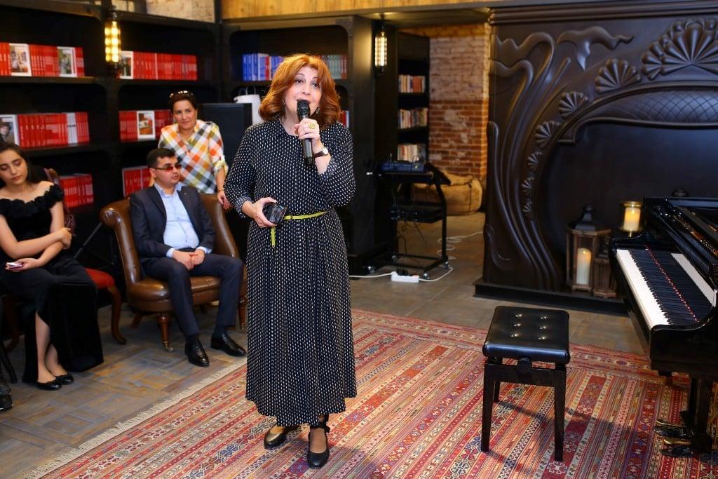 В Бакинском книжном центре прошел необычный вечер поэзии