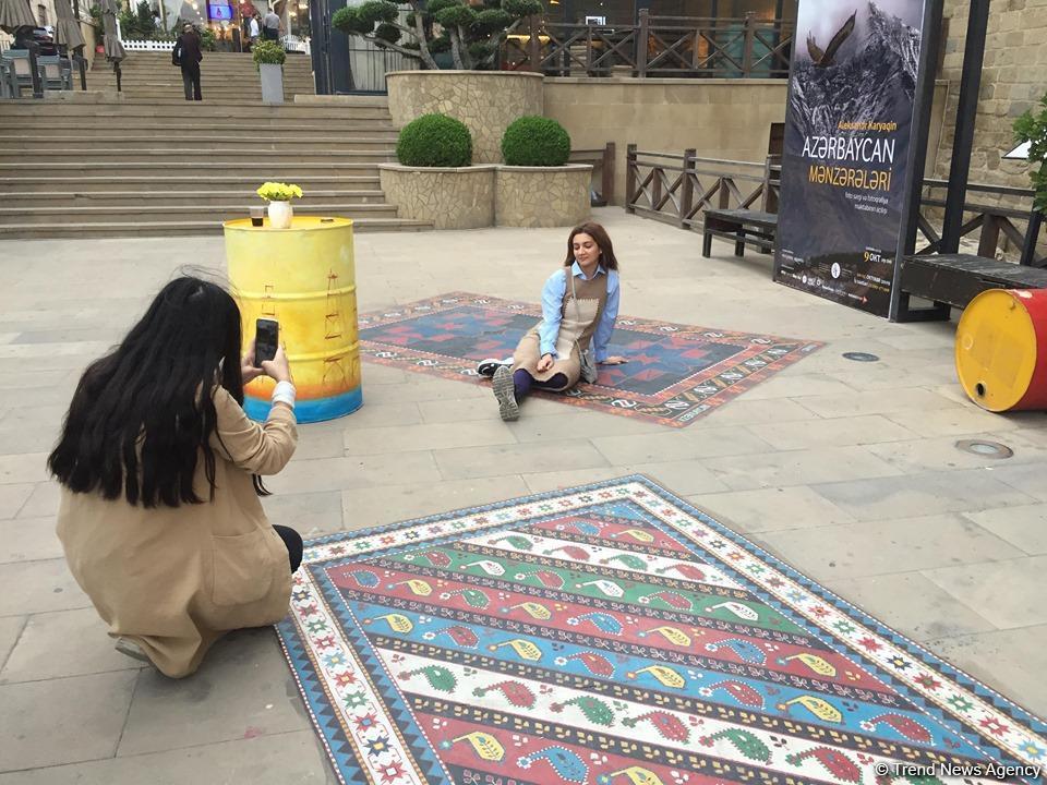 В Ичеришехер появились ковры Карабаха, Ширвана и Гянджи в стиле стрит-арт