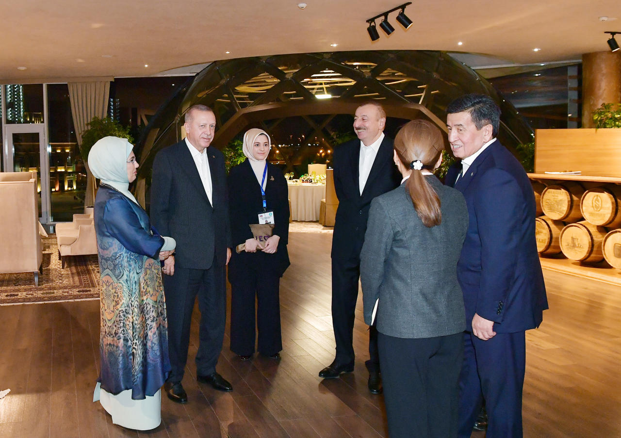 Президент Ильхам Алиев и Первая леди Мехрибан Алиева приняли участие в совместном ужине с главами государств и правительств, участвующих в саммите Тюркского совета