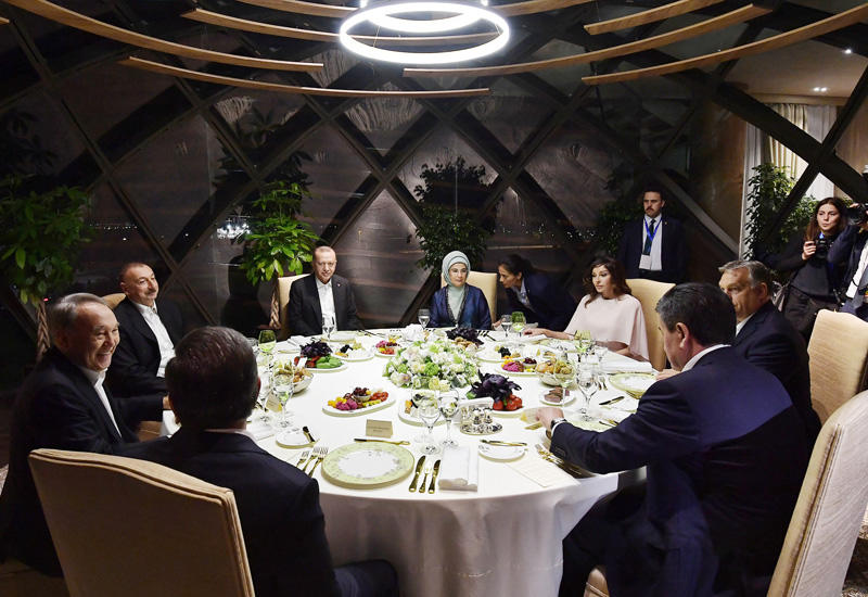 Президент Ильхам Алиев и Первая леди Мехрибан Алиева приняли участие в совместном ужине с главами государств и правительств, участвующих в саммите Тюркского совета