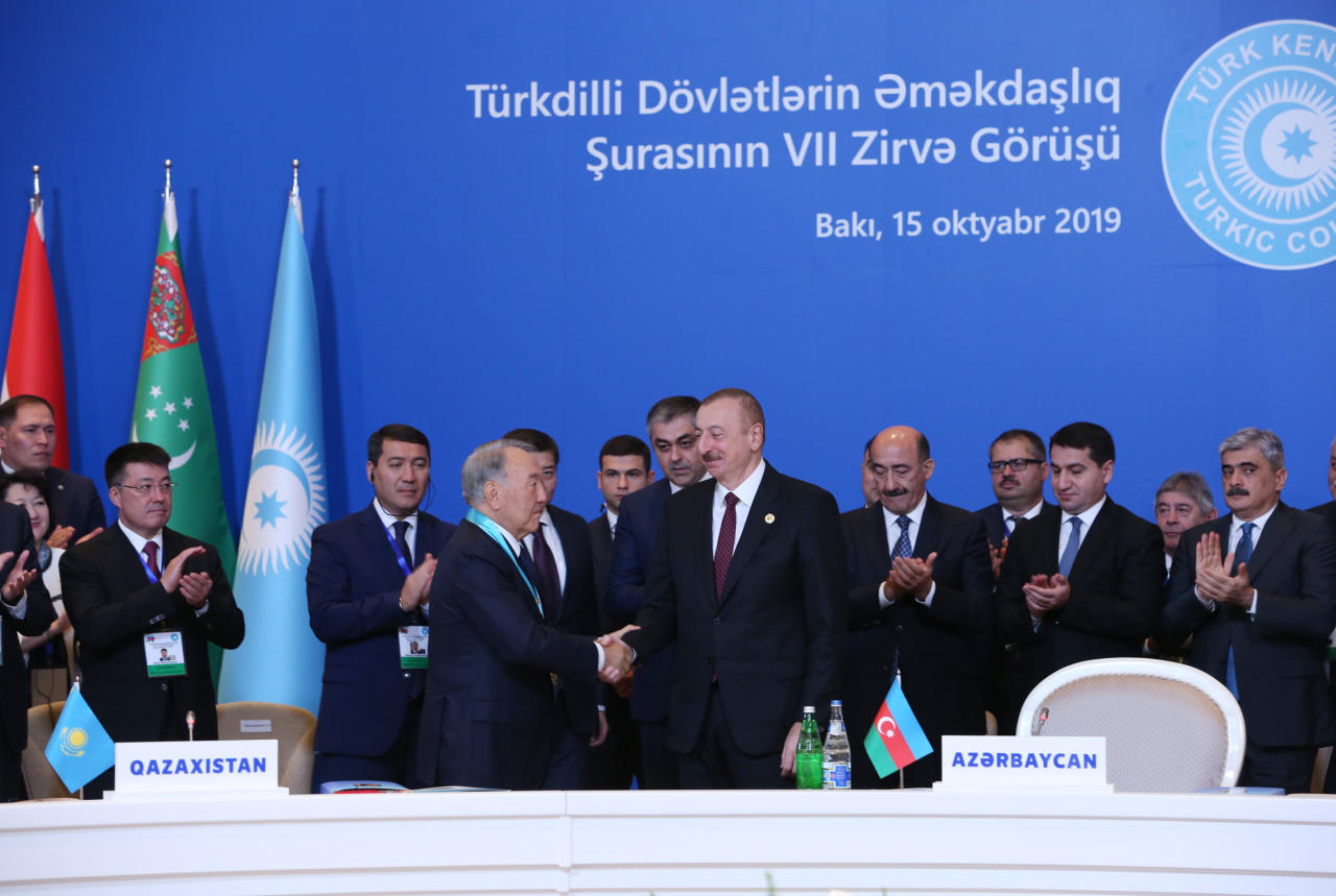 Президент Ильхам Алиев вручил Нурсултану Назарбаеву «Высший орден тюркского мира»