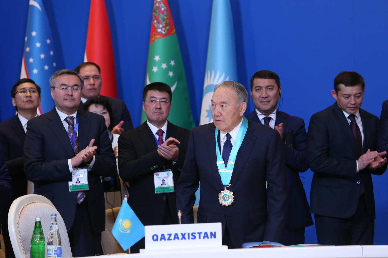 Президент Ильхам Алиев вручил Нурсултану Назарбаеву «Высший орден тюркского мира»