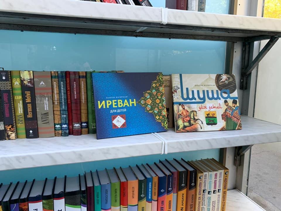 В Баку появилась необычная книжная остановка