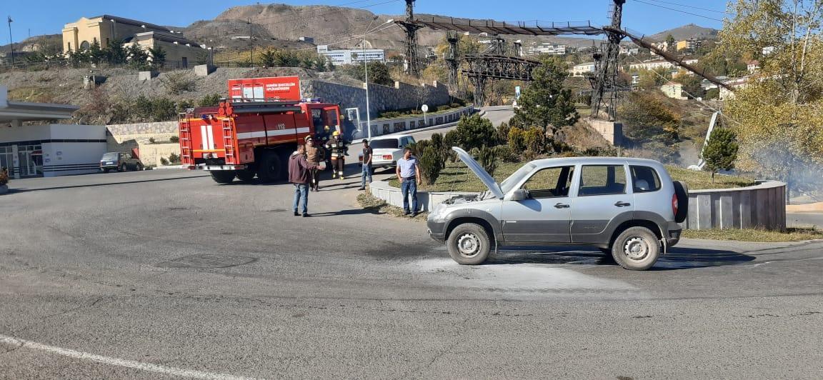 Сотрудники дорожной полиции потушили автомобиль и спасли водителя в Дашкесане