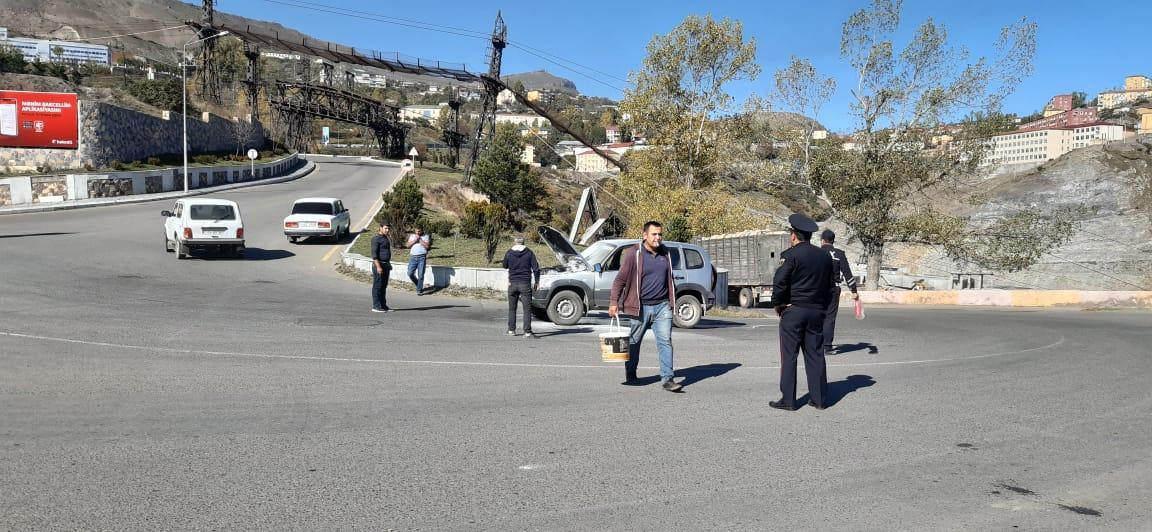 Сотрудники дорожной полиции потушили автомобиль и спасли водителя в Дашкесане