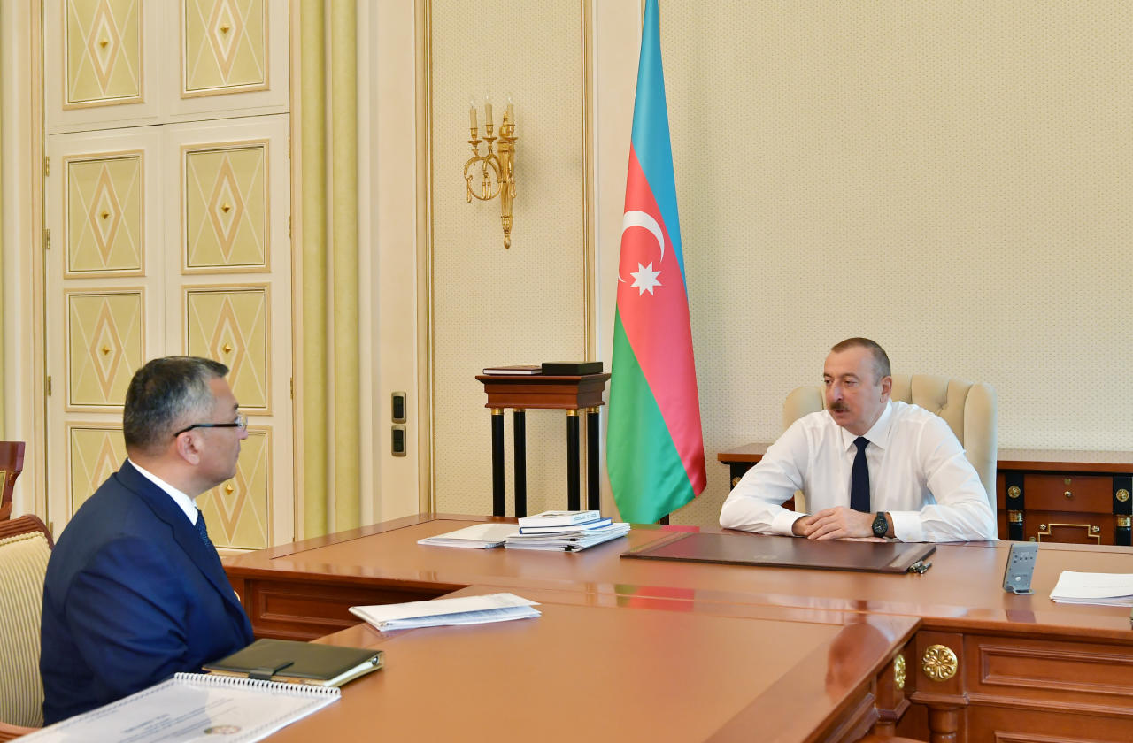Президент Ильхам Алиев принял председателя Госкомитета по делам беженцев и вынужденных переселенцев
