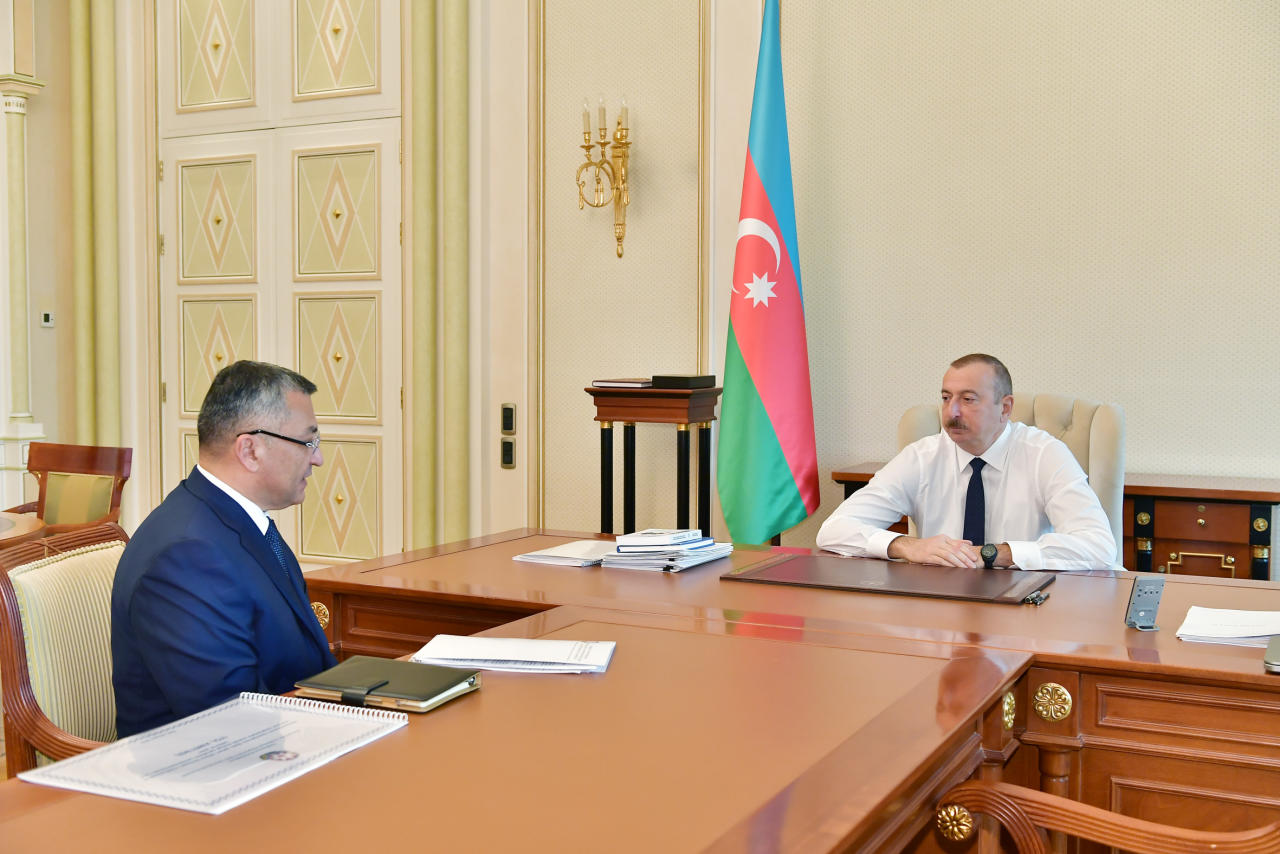 Президент Ильхам Алиев принял председателя Госкомитета по делам беженцев и вынужденных переселенцев