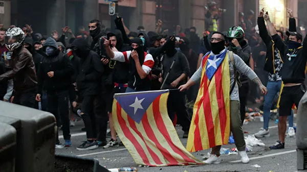 Сепаратисты устраивают погромы и беспорядки в Барселоне