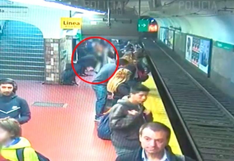 Мужчина столкнул девушку в метро. Столкнул под поезд в метро. Парень столкнул женщину в метро. Женщина толкнула под поезд в метро. Парня столкнули под поезд.