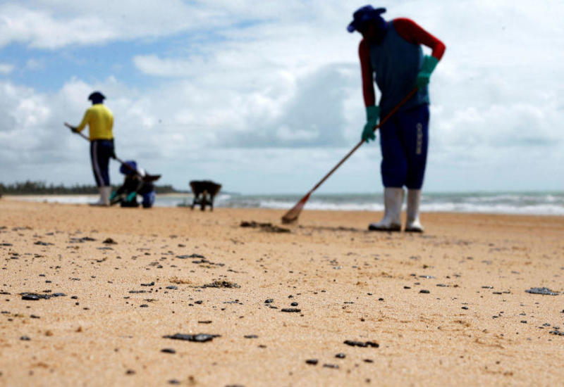 На пляжах Бразилии собрали более 500 т нефти
