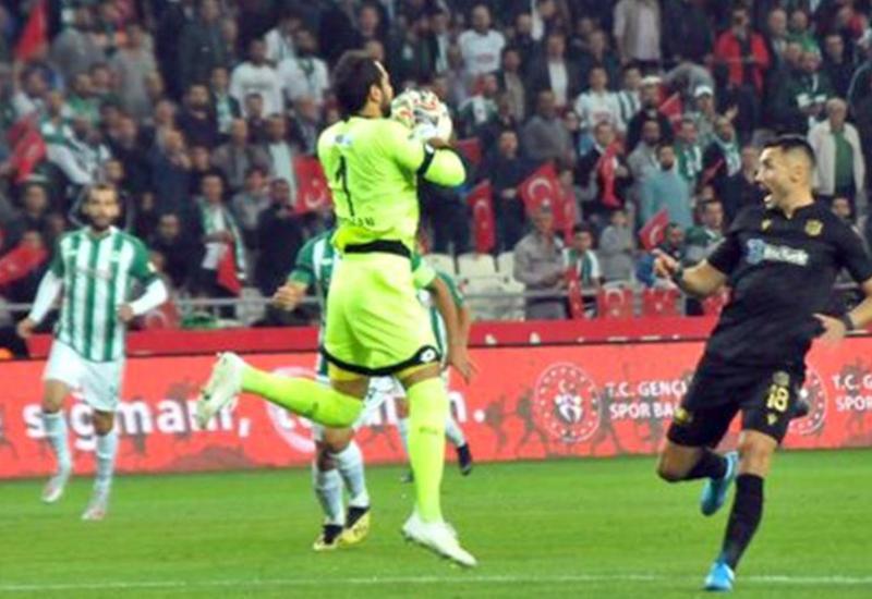 В Турции вратарь получил красную карточку на 11-й секунде матча