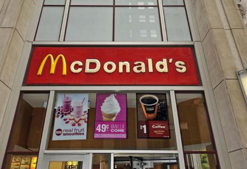 В Москве мужчина напал на «Макдональдс» - ВИДЕО