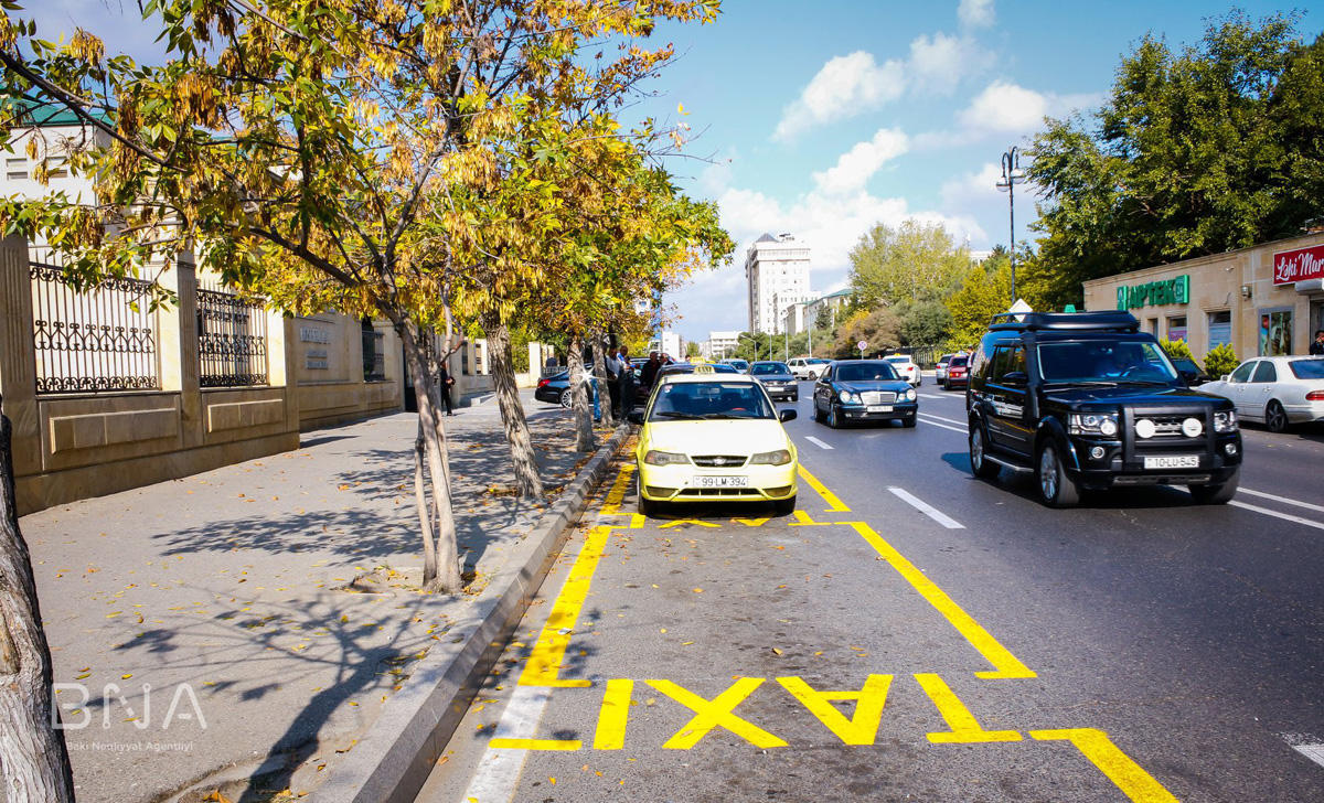 На 12 бакинских улицах созданы стоянки такси