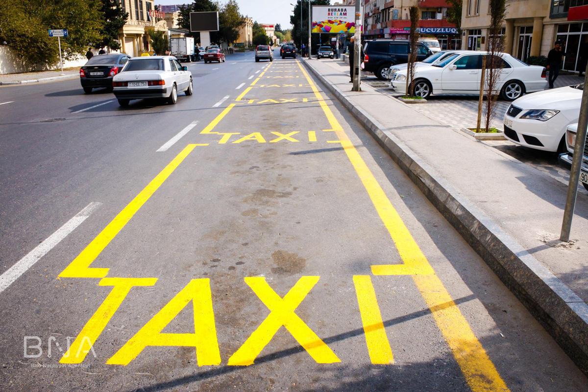 На 12 бакинских улицах созданы стоянки такси