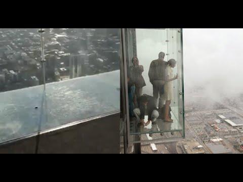 Туристы стояли в отвесной смотровой кабине на 103 этаже, но внезапно стеклянный пол начал крошиться