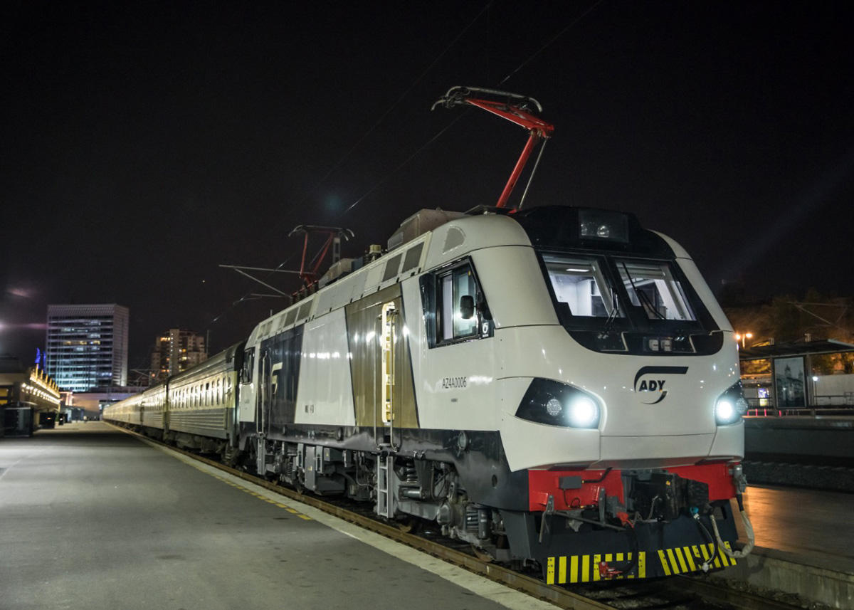 Пассажирский поезд Баку-Тбилиси-Баку впервые отправлен с французским локомотивом