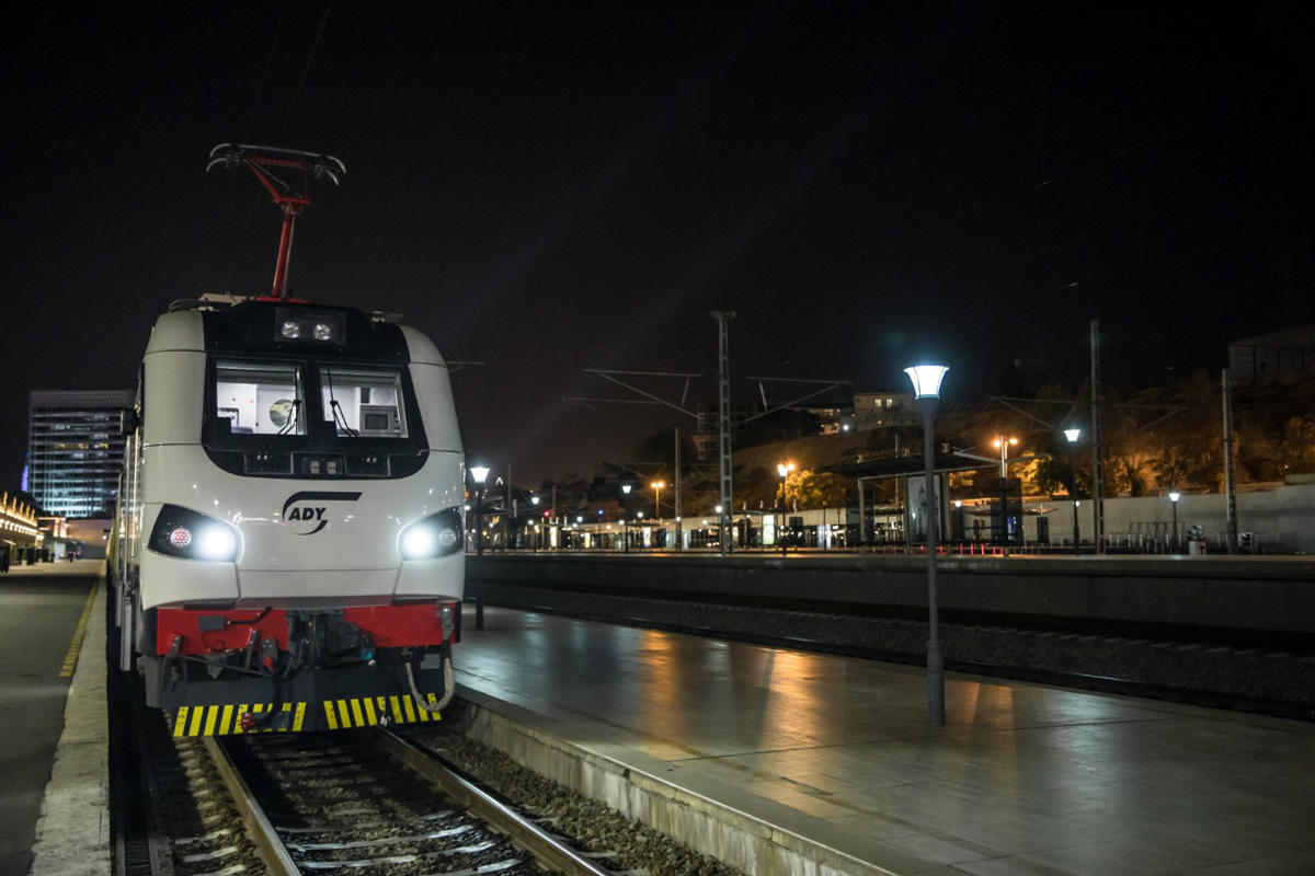 Пассажирский поезд Баку-Тбилиси-Баку впервые отправлен с французским локомотивом