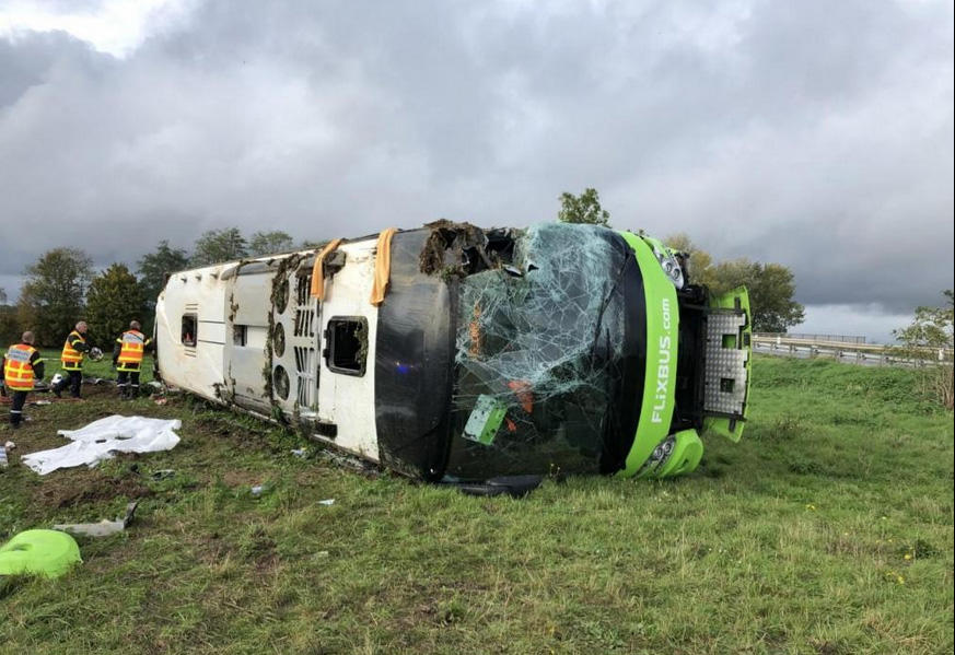 Автобус с туристами перевернулся во Франции, много раненых