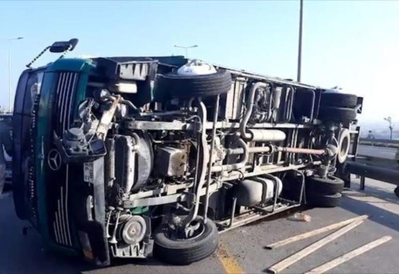 На шоссе Баку-Губа перевернулся грузовик, есть пострадавшие