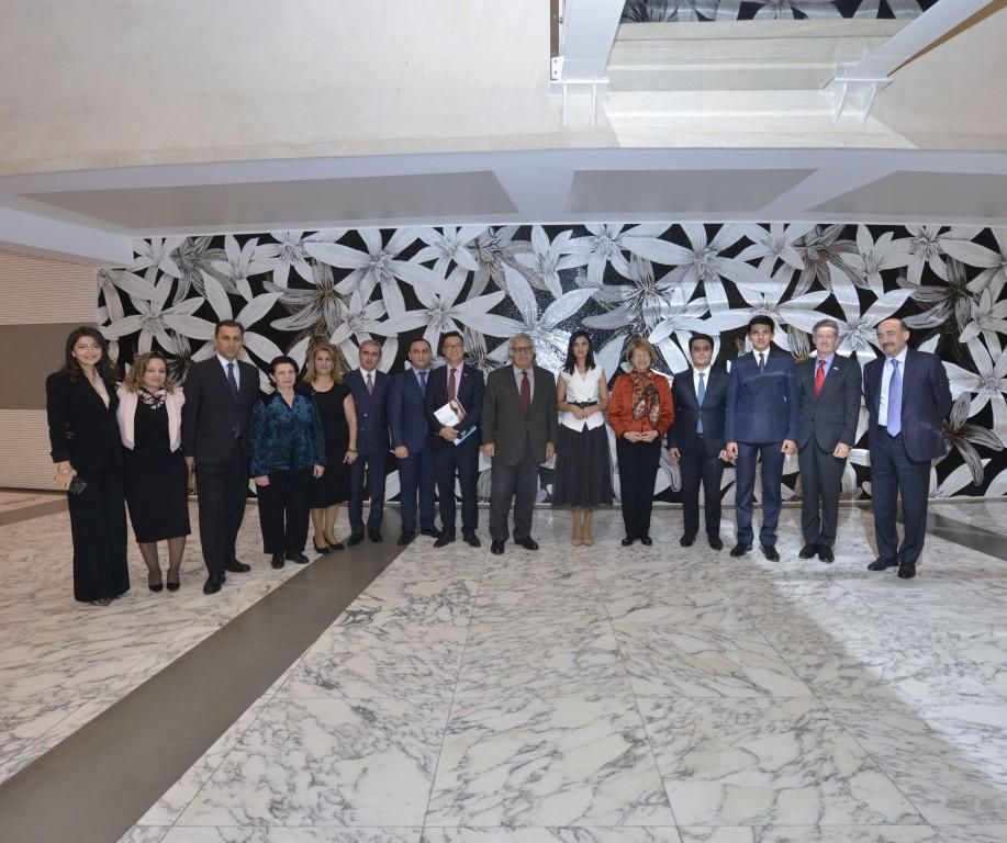 Баронесса Эмма Николсон и посол Великобритании в Азербайджане посетили Центр мугама