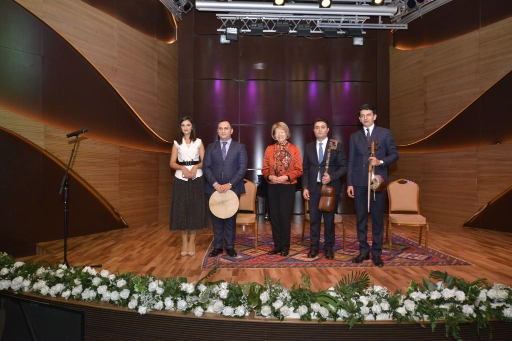 Баронесса Эмма Николсон и посол Великобритании в Азербайджане посетили Центр мугама