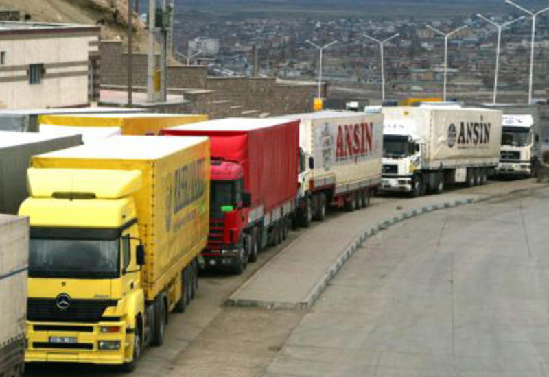 На азербайджано-российской границе выстроились длинные очереди грузовиков