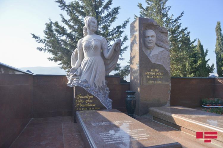 На могиле Амалии Панаховой установлен памятник