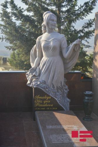 На могиле Амалии Панаховой установлен памятник
