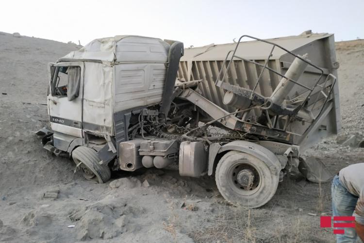 В Шамахы грузовик рухнул в овраг с 45-метровой высоты