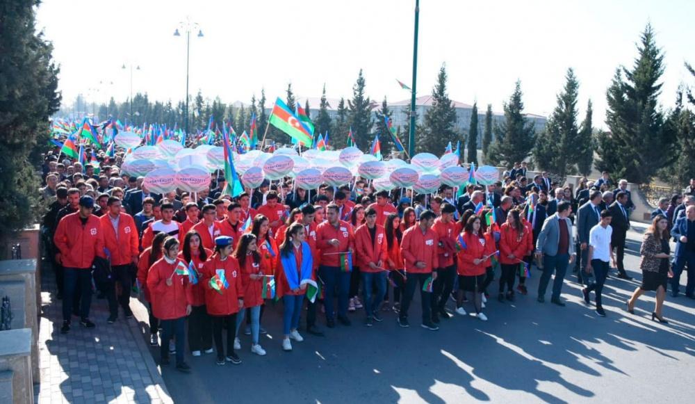В Азербайджане прошел марш по случаю Дня Государственного флага