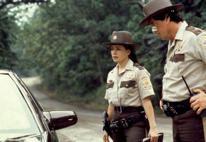 Зачем в США полицейские прикасаются к задней фаре автомобиля