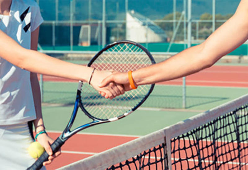 Неправильное рукопожатие довело теннисисток до драки