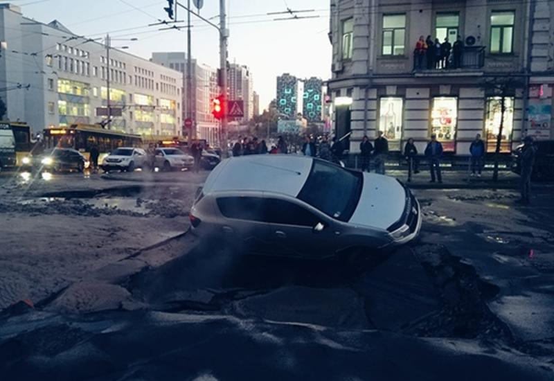 Автомобиль утонул на дороге в центре Киева