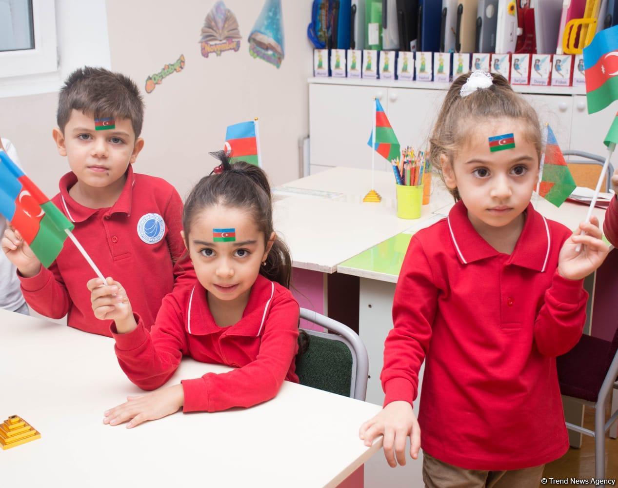 Самые маленькие дети показали свою любовь к флагу Азербайджана