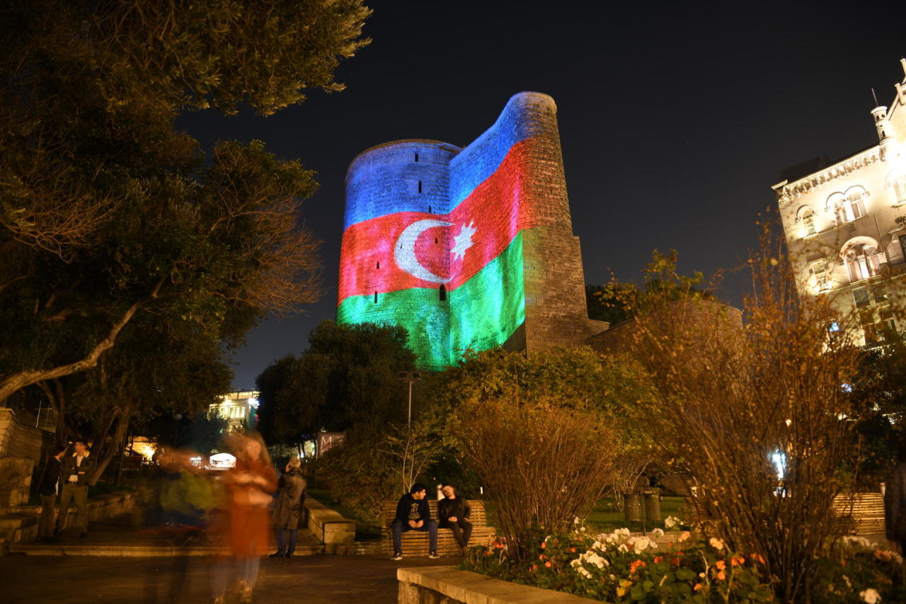 Баку полностью окрасился в цвета азербайджанского флага
